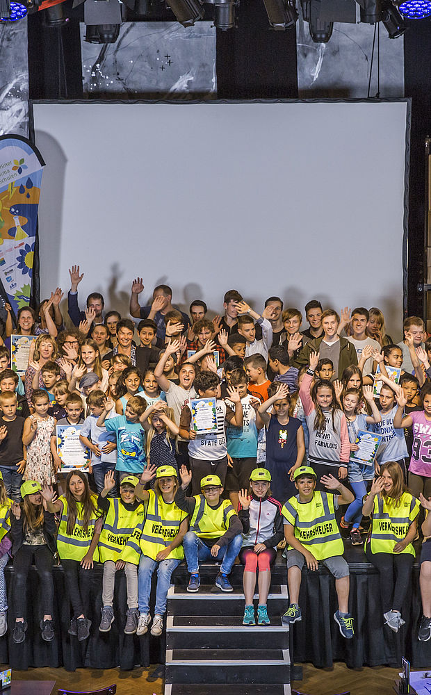 Gruppenfoto vom Wettbewerb Berliner Klimaschulen