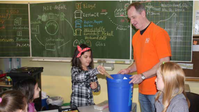 Abfallexperte BSR erklärt Schülern die Abfalltrennung